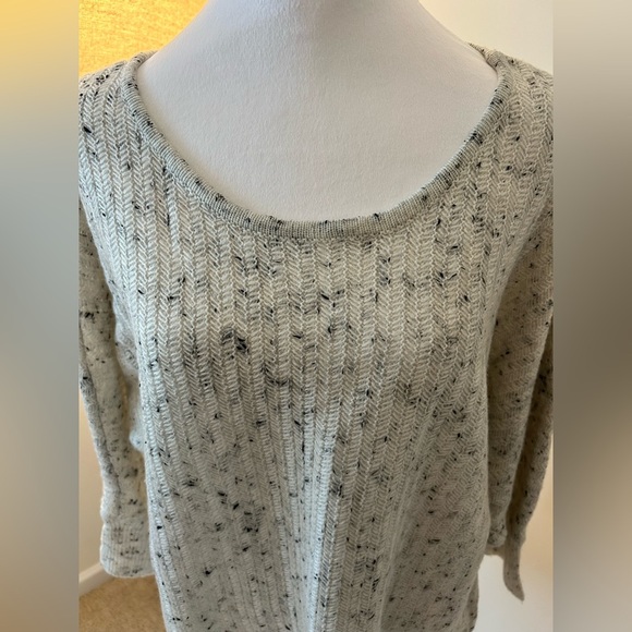 Women’s Sweater - Picture 2 of 4